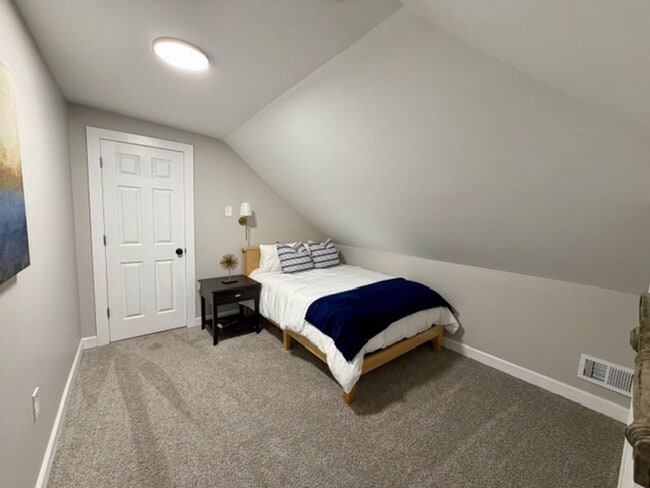 Building Photo - Fully Furnished And Updated 4 bedroom 2 ba...