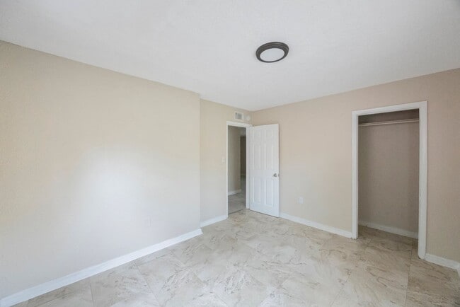Building Photo - 1116 Upton Ct S
