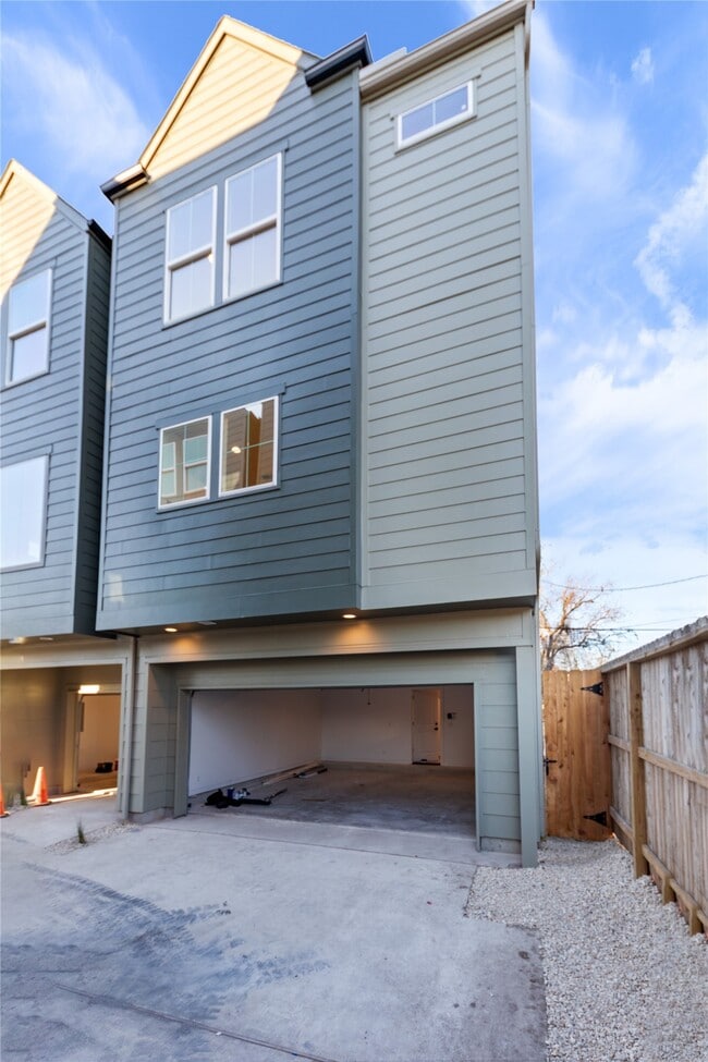 Building Photo - 2702 Winbern St