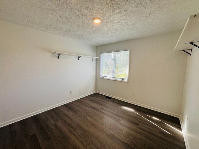 Building Photo - 3 Bedroom, 2 Bath Duplex
