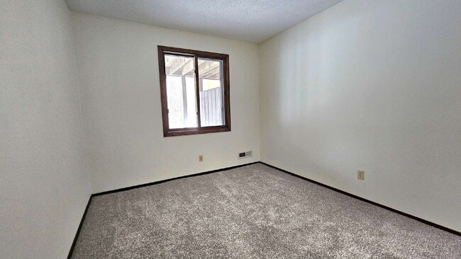 Building Photo - "Charming 3-Bed Townhouse with 2 Full Baths and Spacious 1,492 Sq Ft in Maple Grove!"