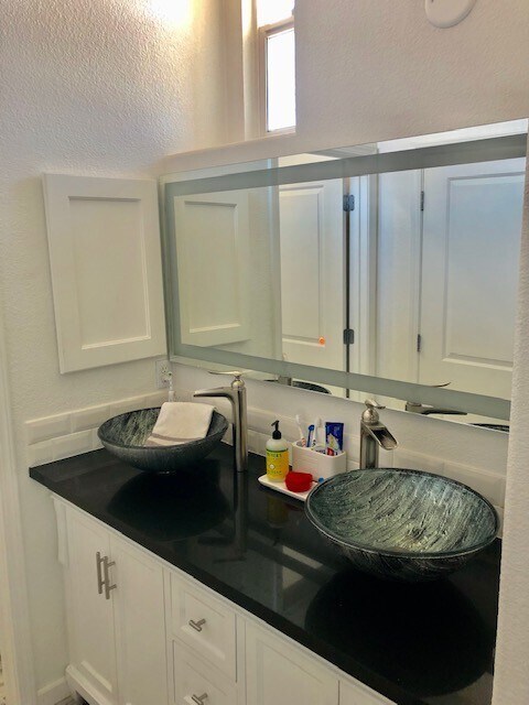 Building Photo - Beautifully updated, tri- level 4 Bd/2.5 B...