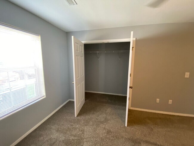 Building Photo - 1040 S Clifton Ave