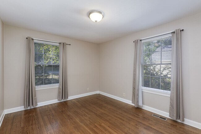 Building Photo - Cozy 3BD/2BA in the heart of Green Hills/L...