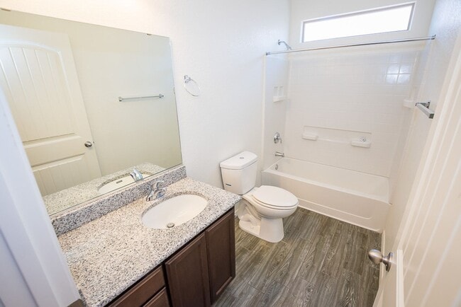 Building Photo - Great Open Floor Plan 3 Bedroom, 2 Bath, Central A/C in Holiday Subdivision!