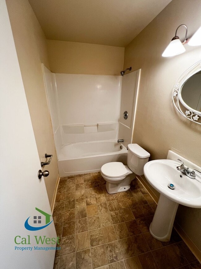 Building Photo - $2,895 Cute cozy 2/1 Condominium in South ...