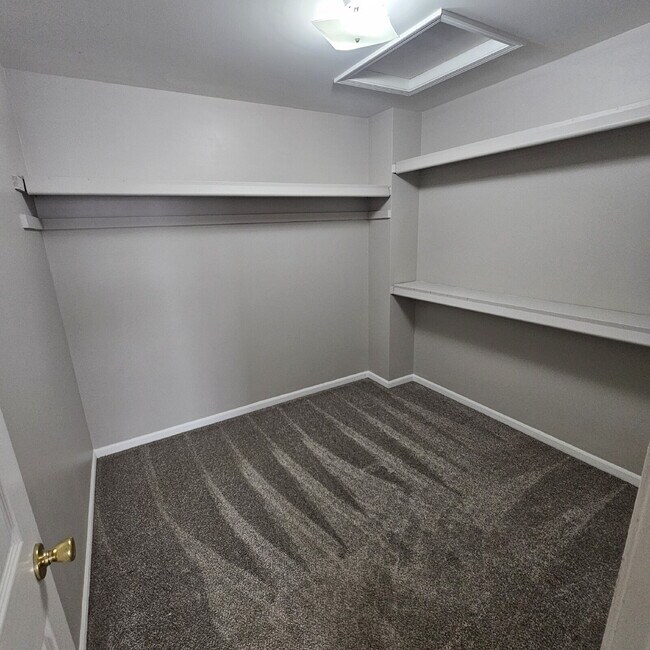 Building Photo - 2 Bedroom, 1.5 Bath Townhouse w/ Garage & Huge Master Bedroom. Full Sized Washer & Dryer In Unit.