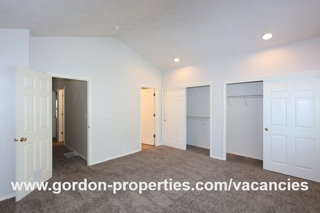 Building Photo - NE Halsey St - Gresham 2 bedroom townhouse with den/office