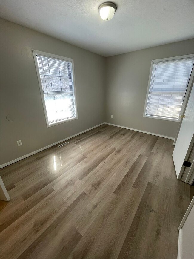 Building Photo - 531-B N Oak Grove Ave