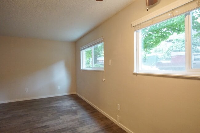 Building Photo - Spacious Ground-Floor One-Bedroom in Desir...