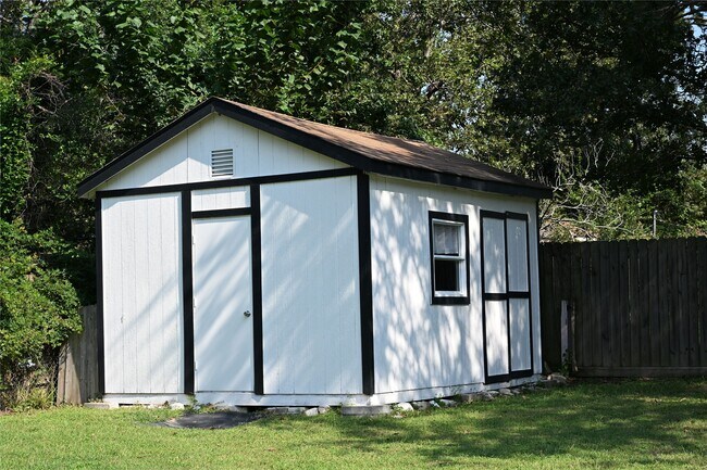 Building Photo - 212 Summit Dr