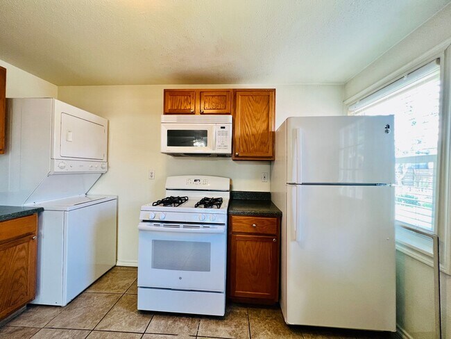 Building Photo - $0 DEPOSIT OPTION. CLASSIC CHARACTER MEETS COMFORT: 2-BED, 1-BATH IN AN INVITING TRIPLEX