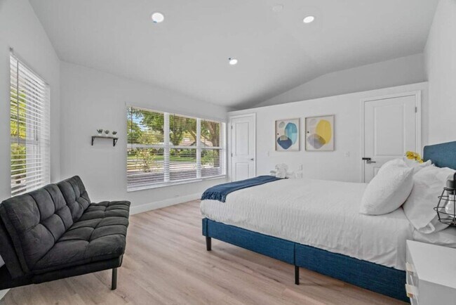 Building Photo - Chic Stylish Pool House newly renovated