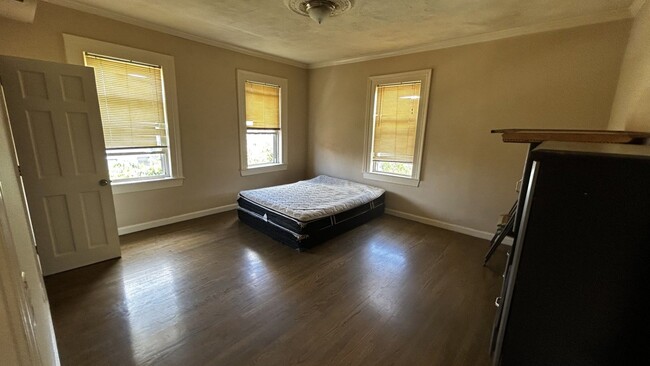 Building Photo - Pet Friendly, Student Friendly, Renovated ...