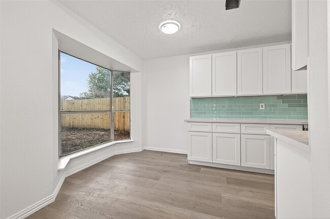 Building Photo - 16235 La Terra Dr