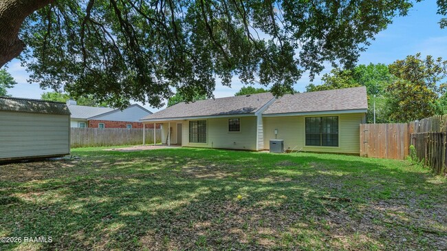 Building Photo - 118 Village Green Dr