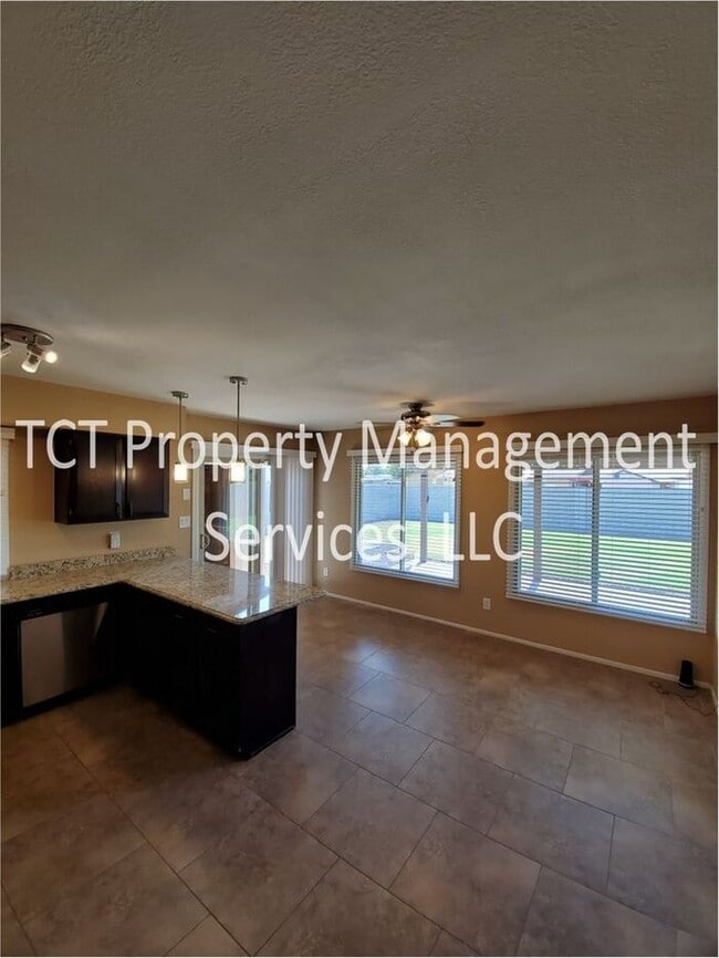 Building Photo - Charming 3 bedroom with HUGE backyard