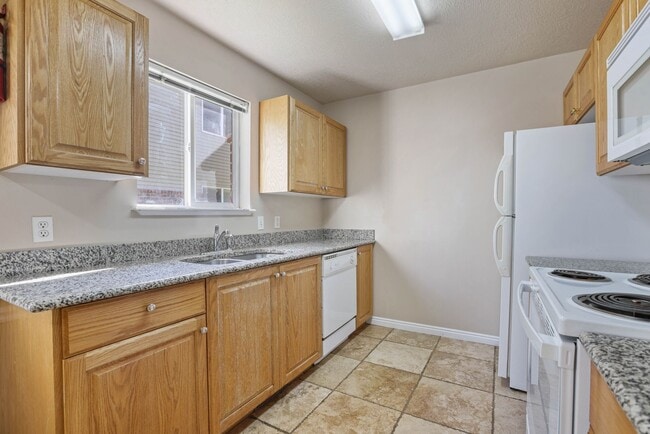 Building Photo - 2 Bed 1 Bath GROUND FLOOR Condo in Rexburg...