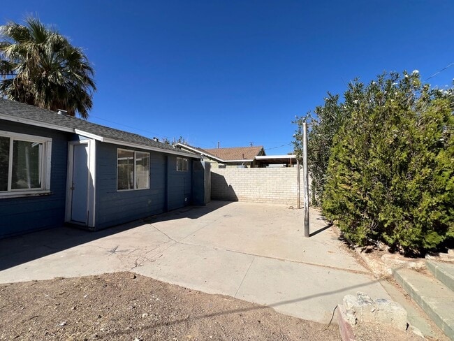 Building Photo - 3 Bedroom 1 bathroom House located near a Schools, Community Park and Public Swimming Pool.