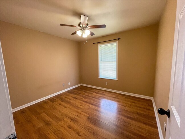 Building Photo - 401 Anderson Rd