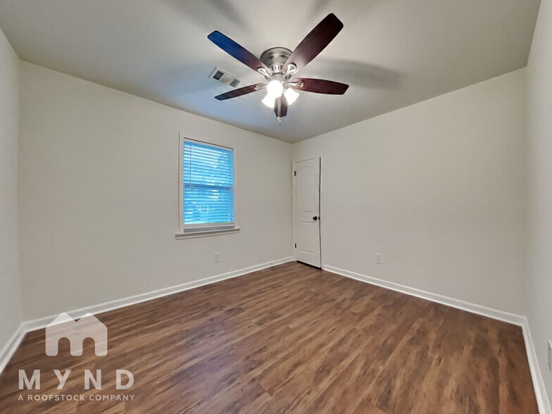 Building Photo - 5581 Aspen Dr