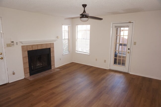 Building Photo - Excellent Location 2 Bed 1 Bath with Firep...