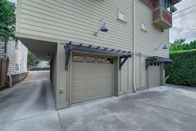 Building Photo - 2Bd/1.5Ba Seattle Townhouse