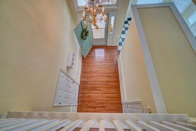 Building Photo - MUST SEE!! 3-Bedroom Home in Bay Breeze Point! Vaulted Ceilings - 1st Floor Primary Bedroom - Att...