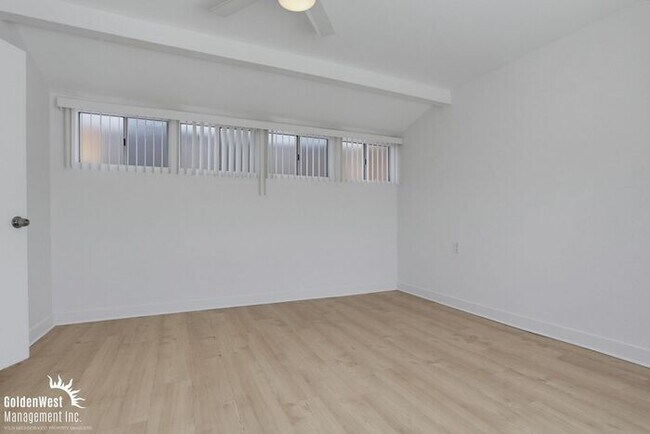 Building Photo - Stylish 4Bdm 2Ba Main House in Tri-Plex!