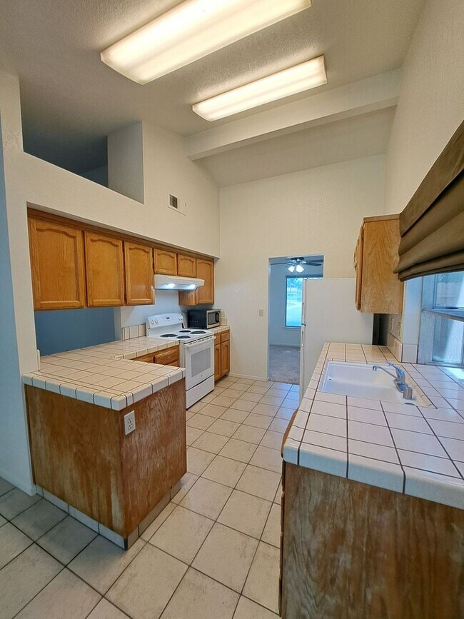 Building Photo - Single Level 3 Bedroom Home Ready to Move in!