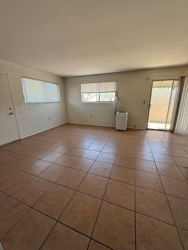 Building Photo - Town Home For Rent