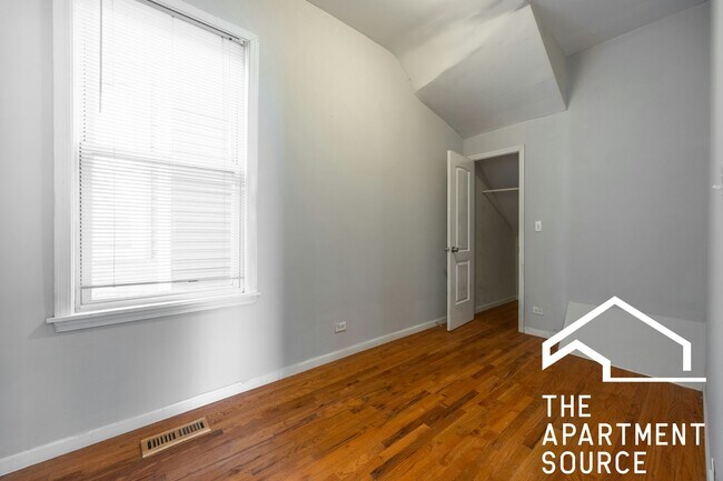 Building Photo - 2416 N Maplewood Ave