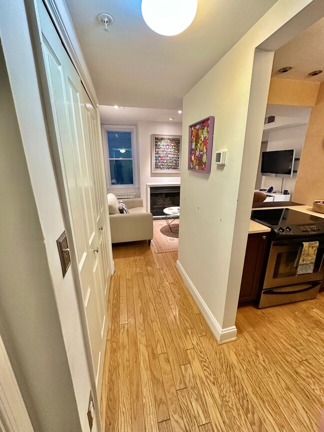 Building Photo - Dupont's Charming 1 Bedroom Condo W/D & Ro...