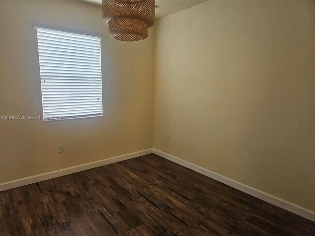 Building Photo - 142 SE 28th Ter