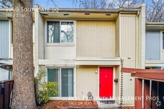 Building Photo - Charming 3 Bedroom Townhouse For Rent In T...