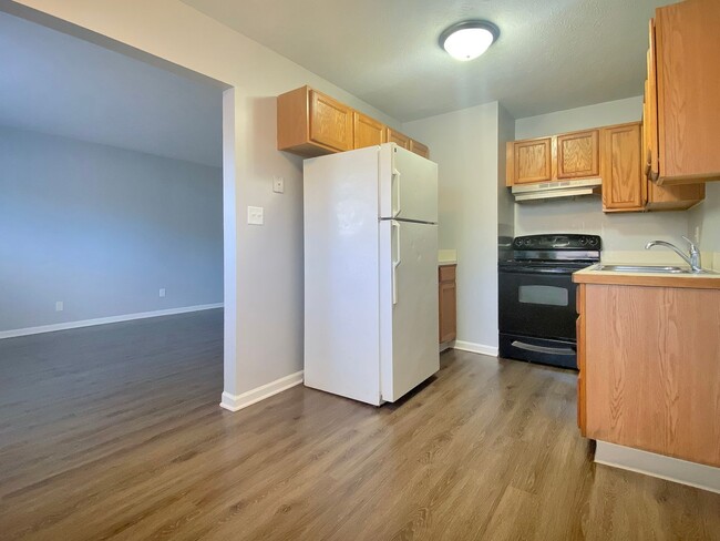 Building Photo - Two Bedroom - 1 Bath 2 Blocks from Lake Ma...