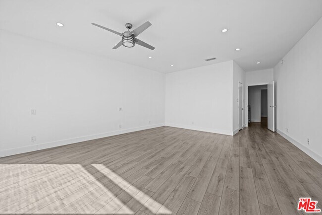 Building Photo - 4267 Marina City Dr