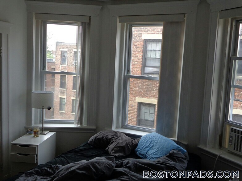 Building Photo - 121 Park Dr