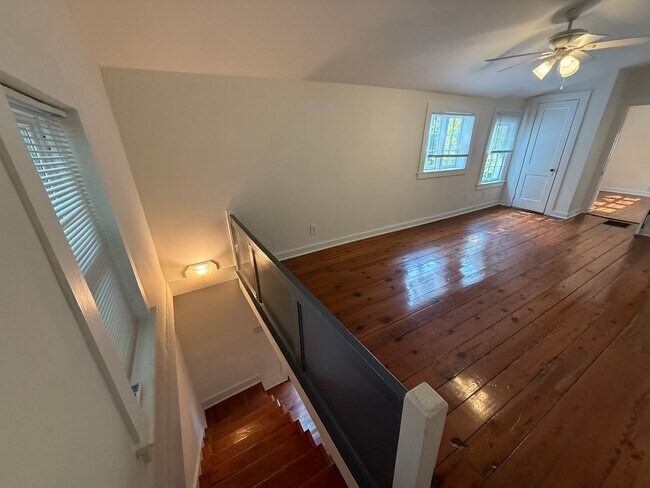 Building Photo - Charming Carriage Home Near The Charleston Battery