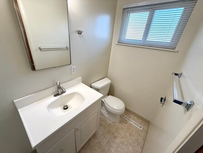 Building Photo - Charming Single-Level Home with Private Yard & Attached Garage!