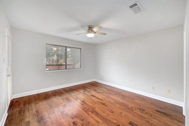 Building Photo - 7211 Lakewood Dr