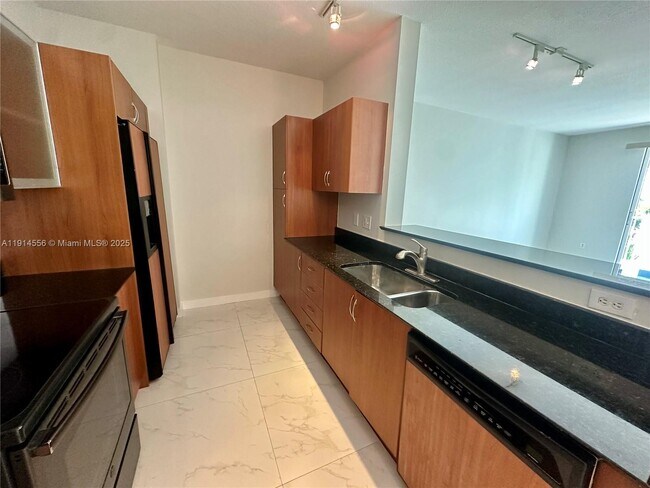 Building Photo - 806 E Windward Way