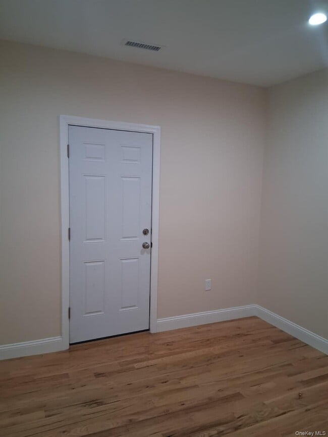 Building Photo - 601 E 226th St