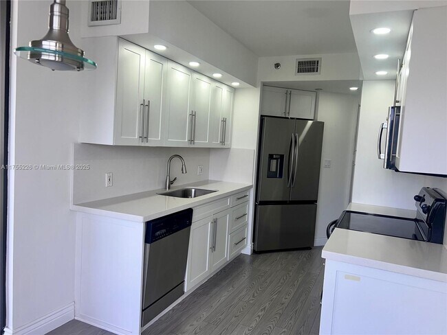 Building Photo - 20185 E Country Club Dr