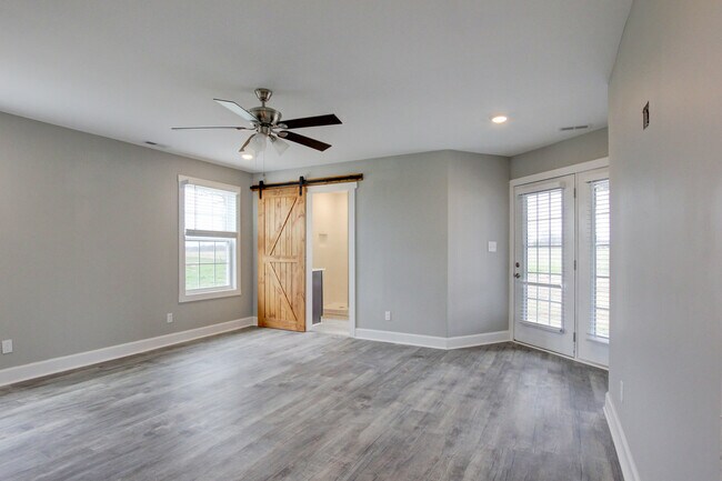 Building Photo - 127 Riverbend Dr
