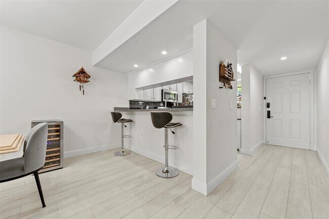 Building Photo - 6061 Balboa Cir