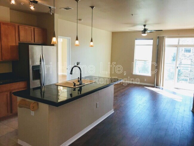 Building Photo - 10184 Park Meadows Dr