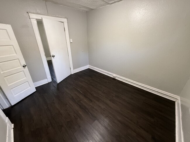 Building Photo - 728 N Holmes St