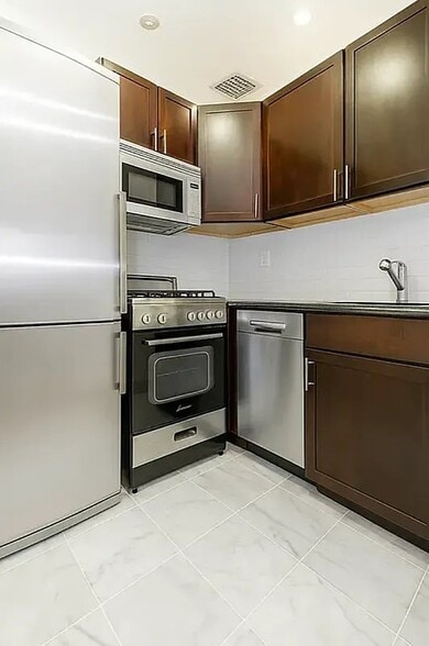 Building Photo - 324 E 14th St