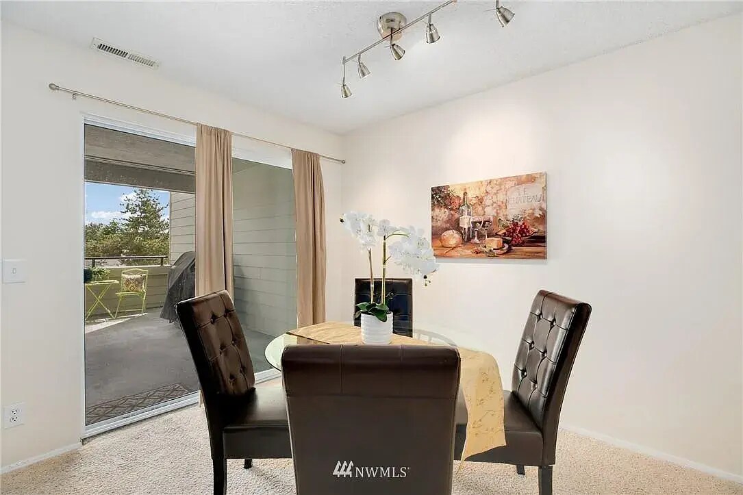 Dining Area - 7445 Old Redmond Rd